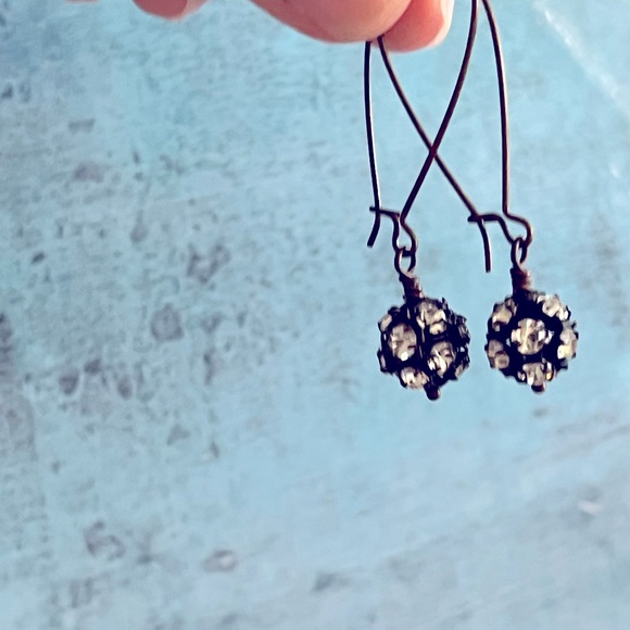 NEW  Handcrafted sparkly earrings on long brass wires - Picture 4 of 4